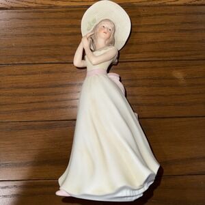 1996 Vintage Home Interiors Masterpiece Porcelain "Melanie" 9" Figurine Signed